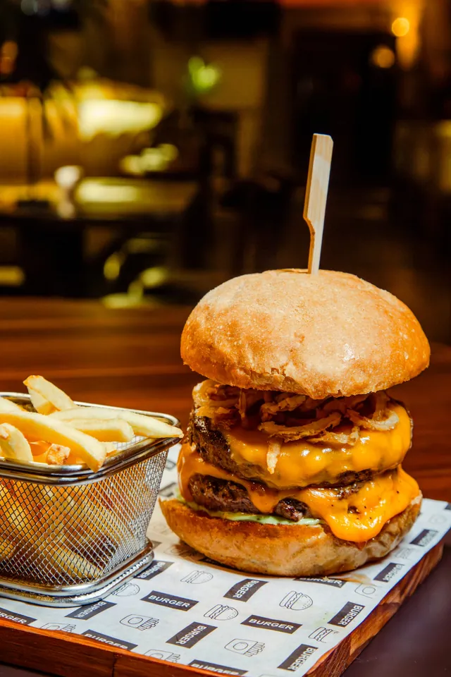 Burger com queijo e batatas