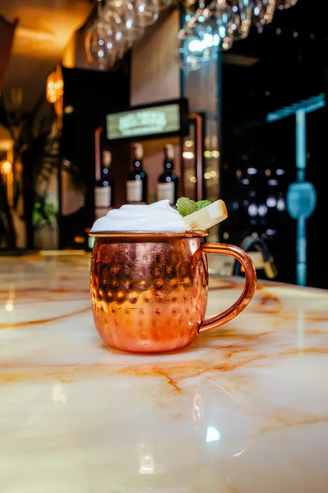 Bebida na caneca de cobre