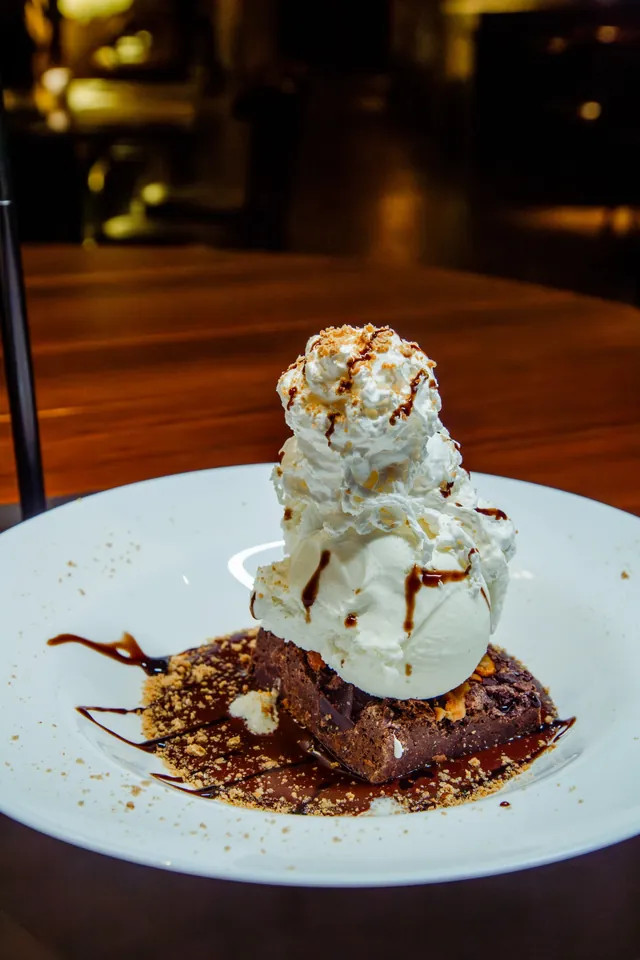 Sobremesa com sorvete e chantilly