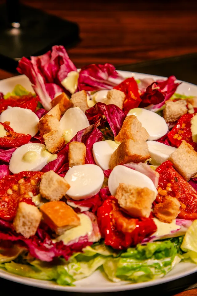 Salada com mozzarella e tomates confitados