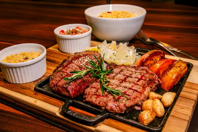 Steak na chapa com acompanhamentos